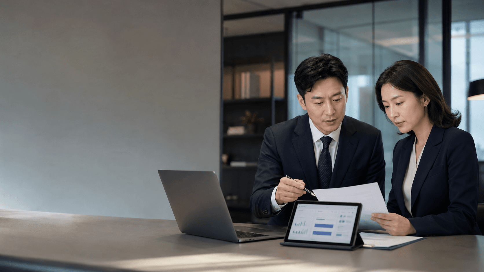 전문직 사무소에서 고객 문서를 검토하는 OfficeFlow 사용자